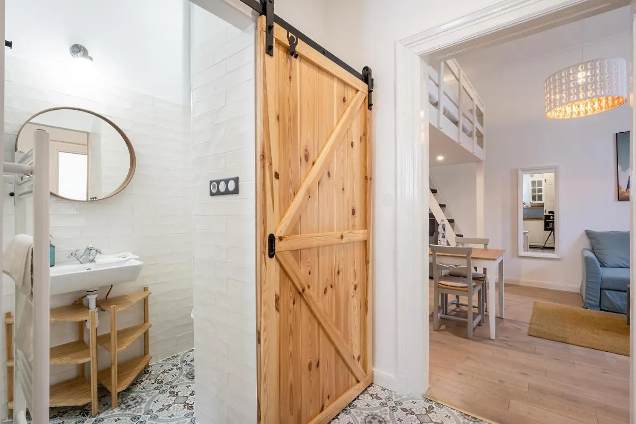 Youth Motive Studio With Gallery Budapest Apartment