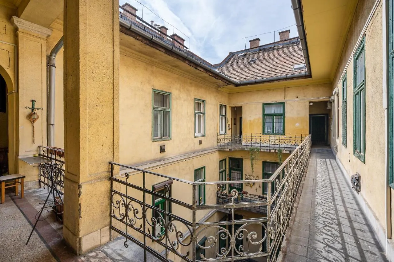 Apartment Youth Motive Studio With Gallery Budapest Hungary